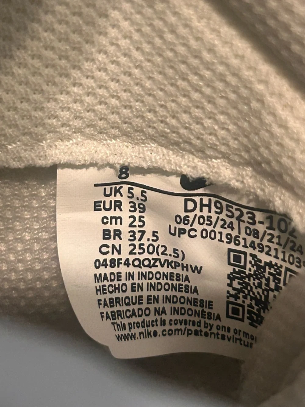 Nike women’s Cream and Black Retro-Style Sneakers - Picture 3 of 5